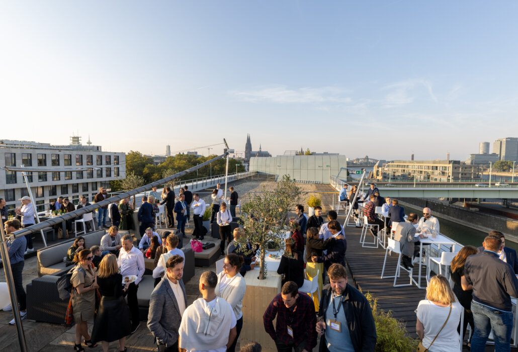 Gäste im Gespräch auf der Dachterrasse beim BVDW-Pre-Event mit Microsoft in Köln